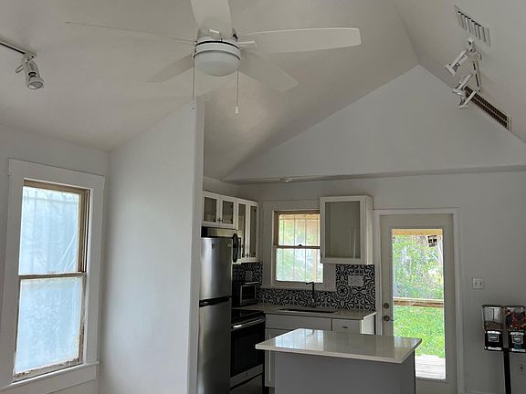 3rd image of 3023 West Pl