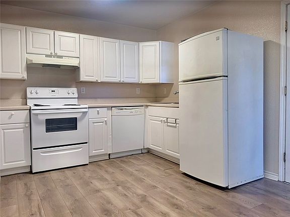 3rd image of 405 Canterbury Dr