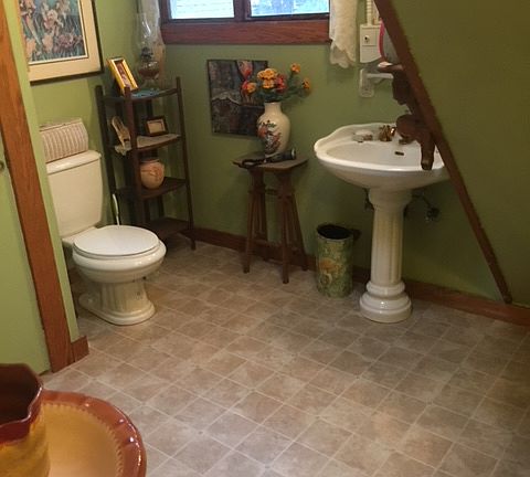 up stair bath room/claw tub