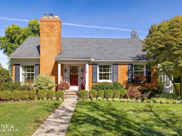 1782 Hollywood Ave, Grosse Pointe Woods, MI 48236