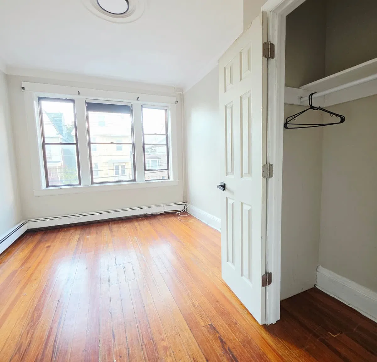 3 bed, 1000 sqft, $2,300 — Photo 3