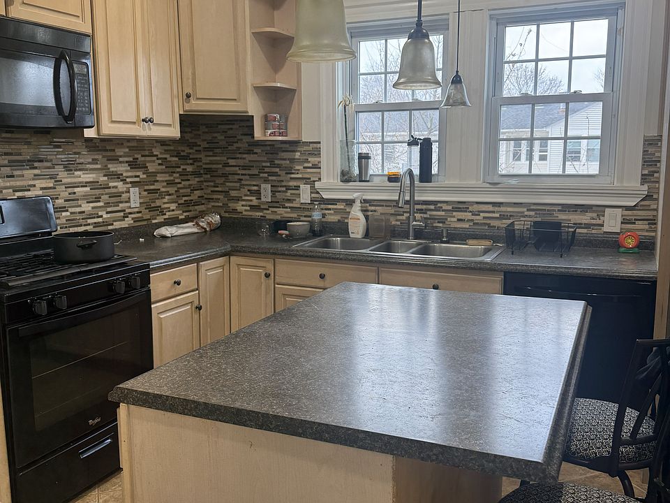 Kitchen w/ Island