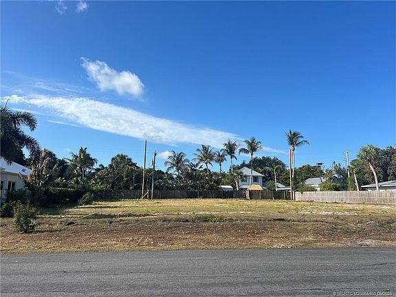 2nd image of 818 SE Riverside Dr