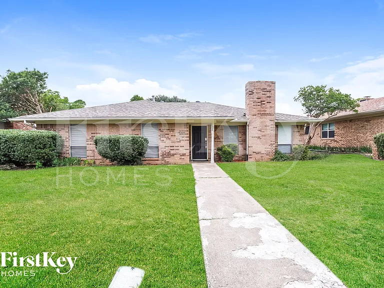 1841 College Pkwy — Photo 1