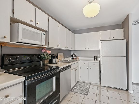 4th image of 2020 N Lincoln Park W APT 26D