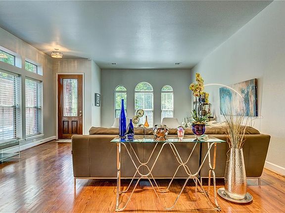 4th image of 2407 Throckmorton St