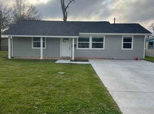 229 Birch St, Lake Jackson, TX 77566