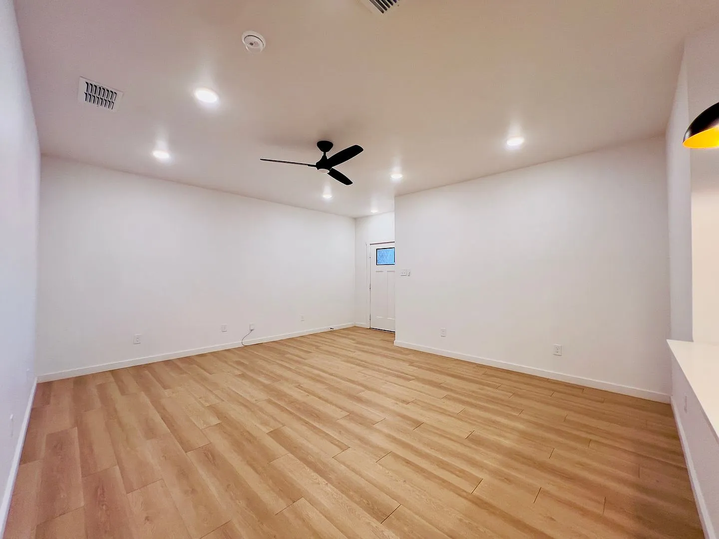 Spacious 3-Bedroom Townhouse Near Texas Tech — Photo 2