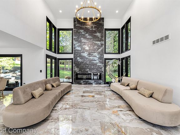 5th image of 3176 Chambord Dr