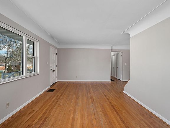 2nd image of 184 Ireland Ave