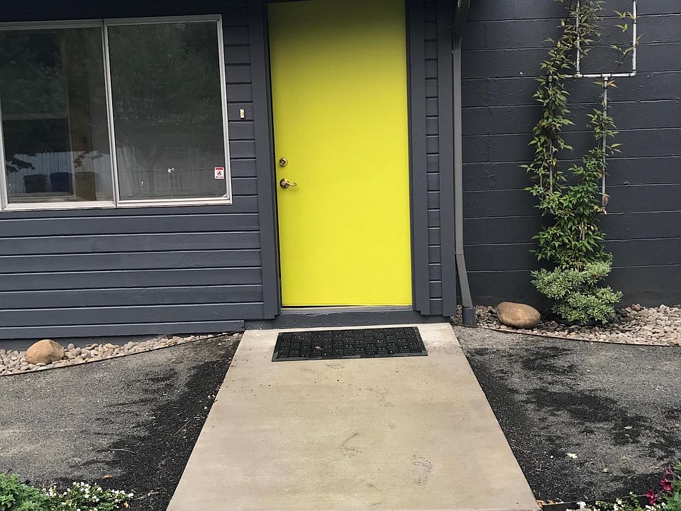 Private entrance from SE 77th. Note the Clematis lattice that will be blooming by early spring. Yard here is really nice.