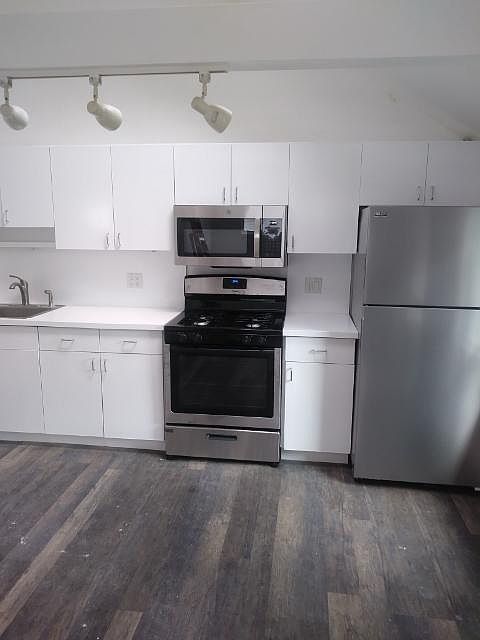2nd image of 153 Cedar Rd E #B