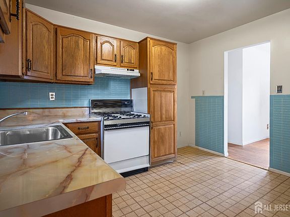 5th image of 46 Appleby Ave