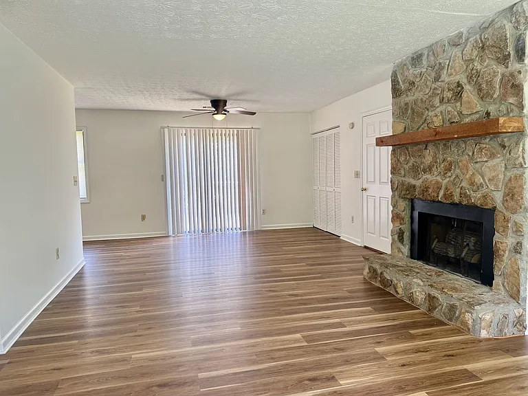 4044 Woodbridge Ct — Photo 2