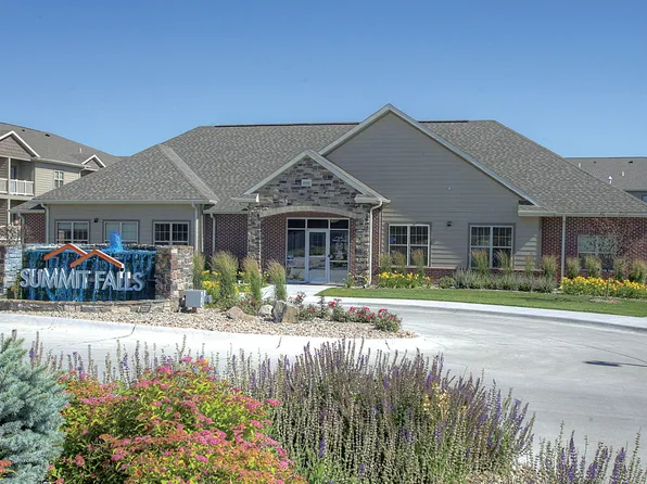 Summit Falls Apartments & Townhomes