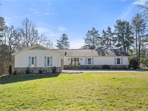 3921 Springlake Ct, Clemmons, NC 27012