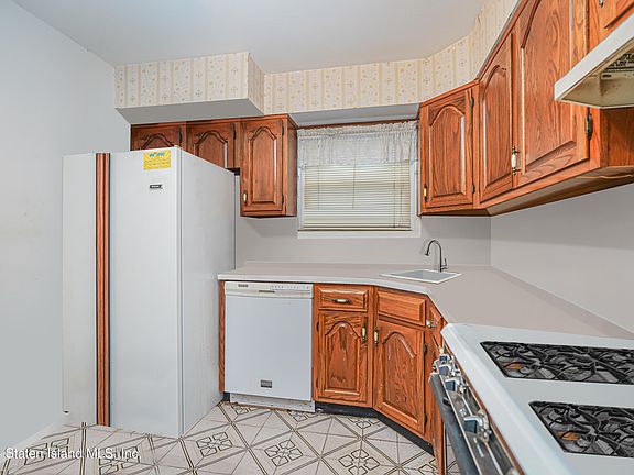 4th image of 63 Redgrave Ave