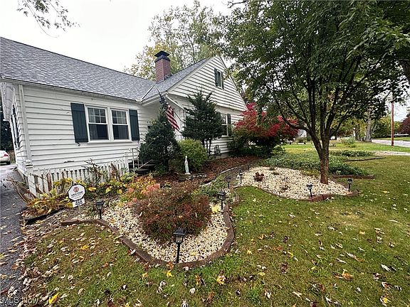 3rd image of 466 Eastlawn St