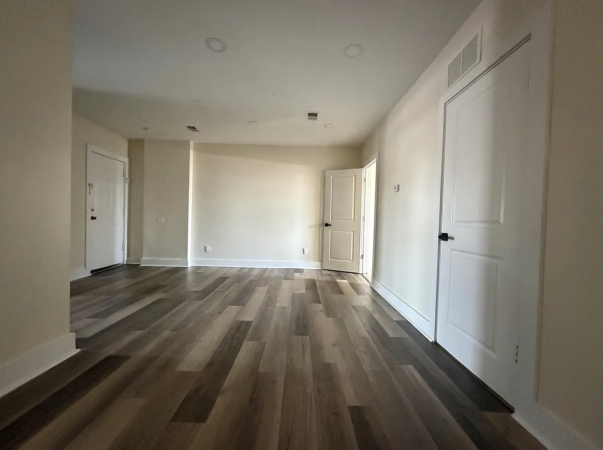 3 bed, 900 sqft, $2,000 — Photo 3