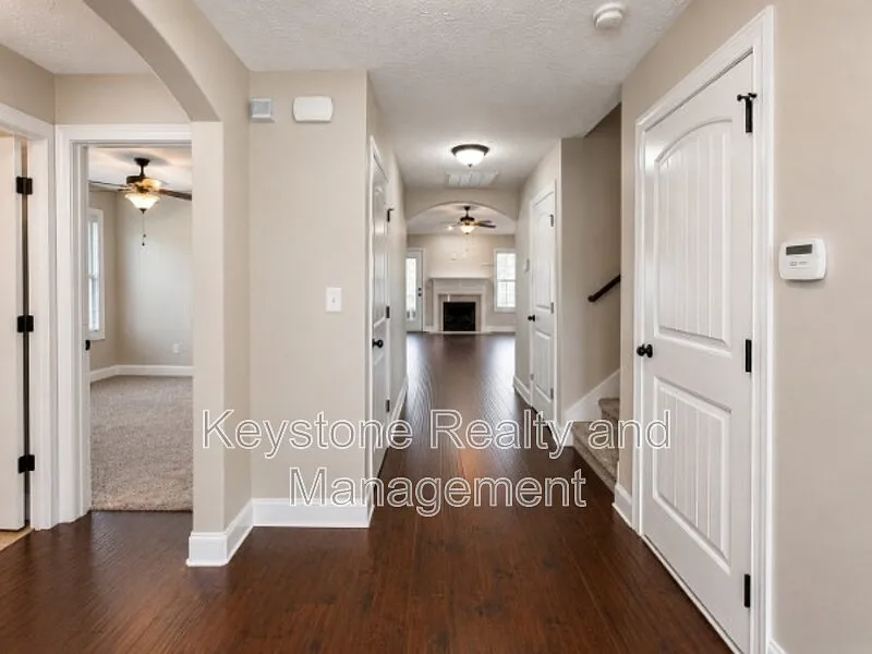 3 bed, 3.0 bath, 2130 sqft, $2,195 — Photo 2
