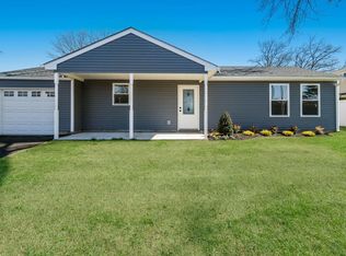 40 Tall Pine Ln, Levittown, PA