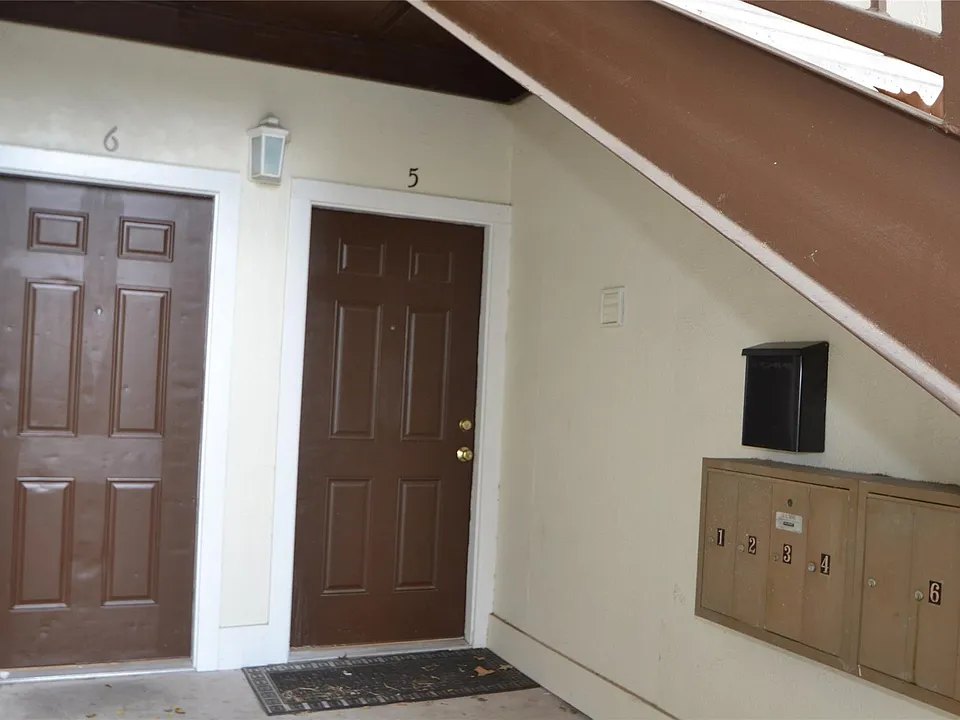 304 Dell Ct #6