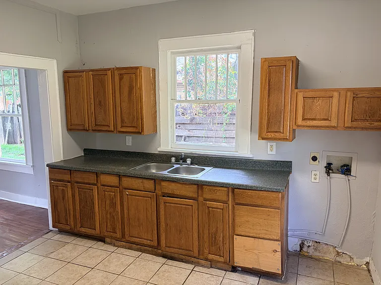 2206 Avenue E — Photo 4