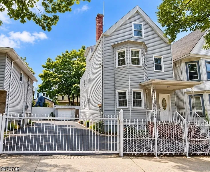 3 bed, 1.0 bath, $2,000 — Photo 1