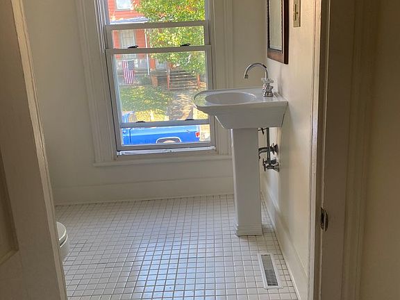 5th image of 812 W Beverley St #1