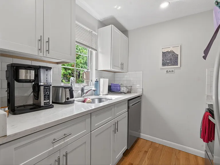 135 W Seventh St — Photo 6