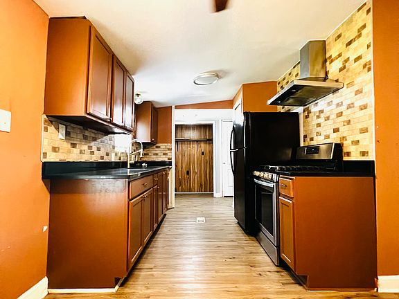 3rd image of 11 E Meadowlark Ln
