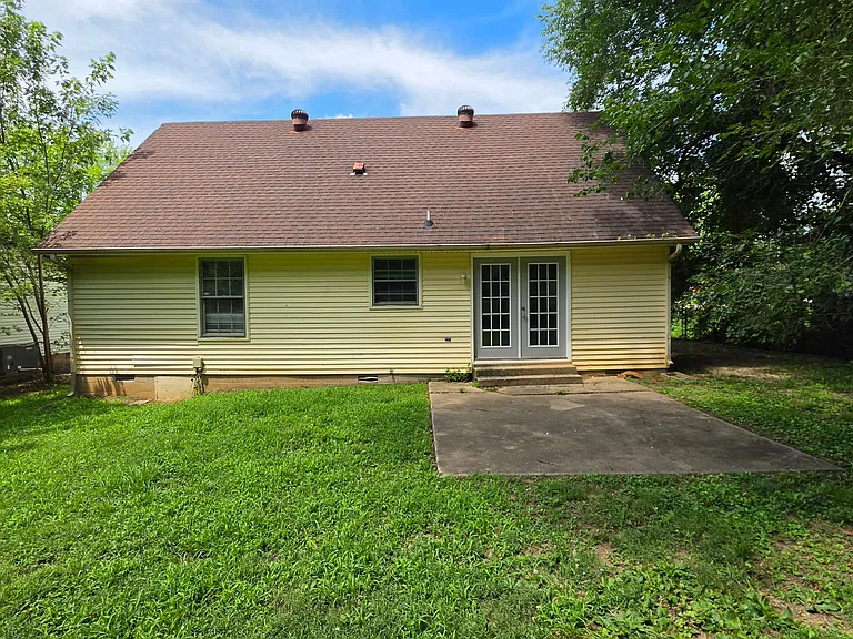 385 Louise Ln — Photo 11