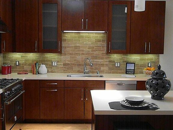 3rd image of 218 Wellington Ave