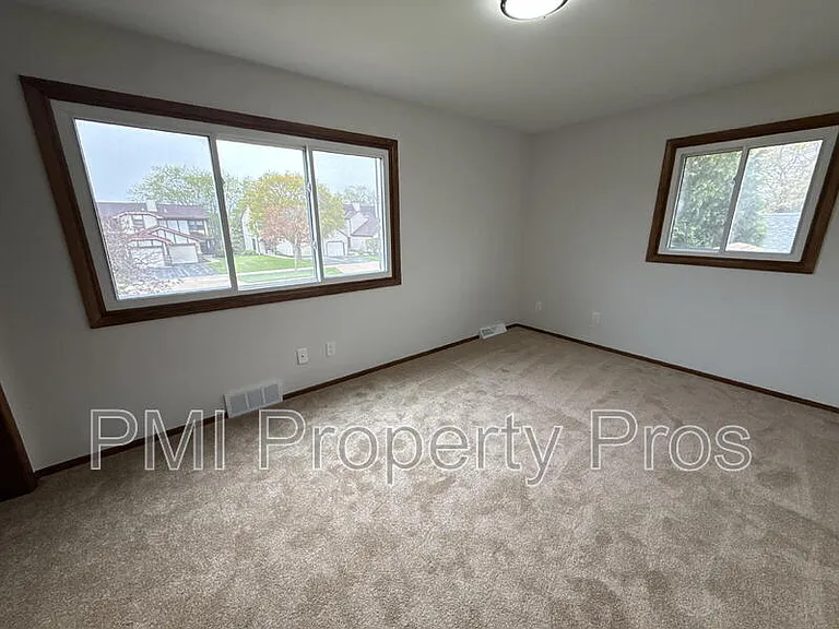8148 S 88th St — Photo 3