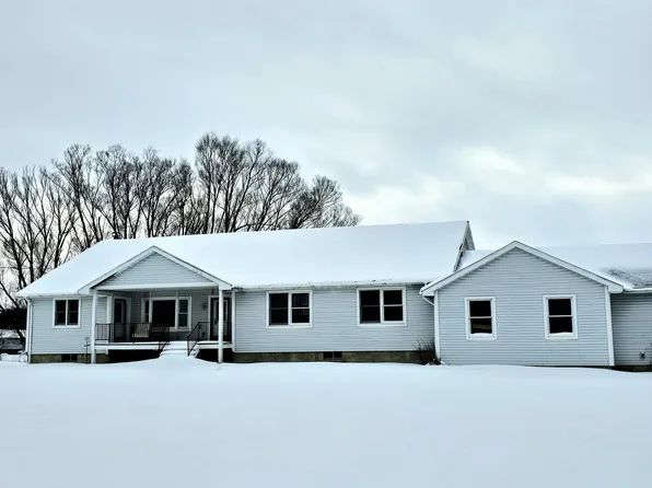 90 Flanders Rd, Charlotte, MI 48813