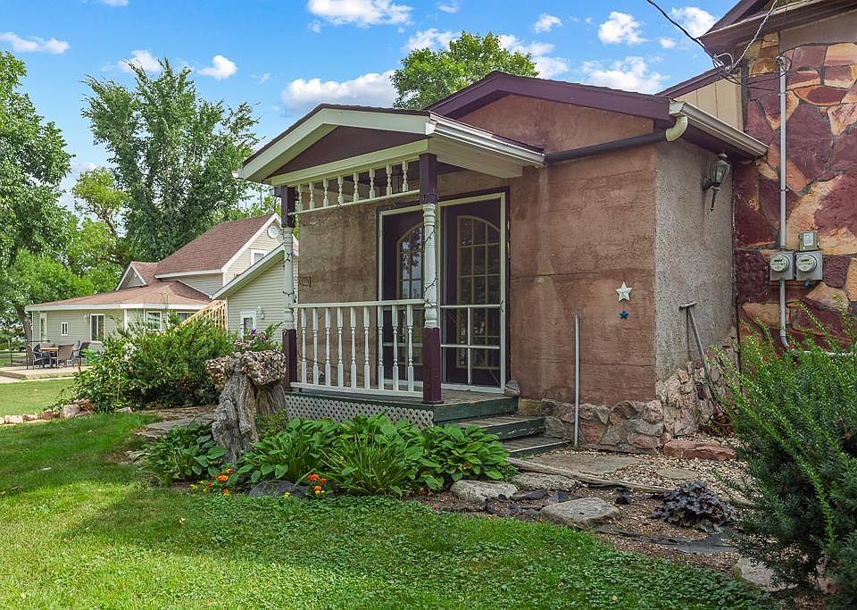22nd image of 200 N Park St