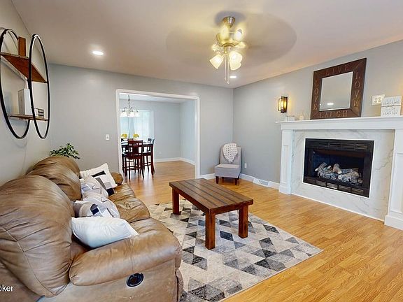 4th image of 409 College View Dr