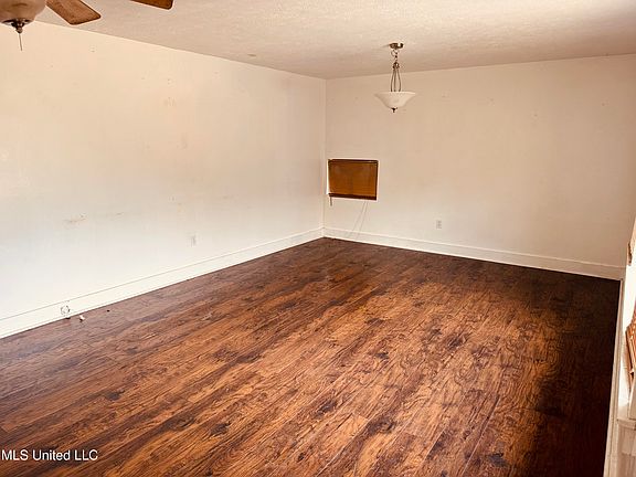 3rd image of 135 Autumn Dr