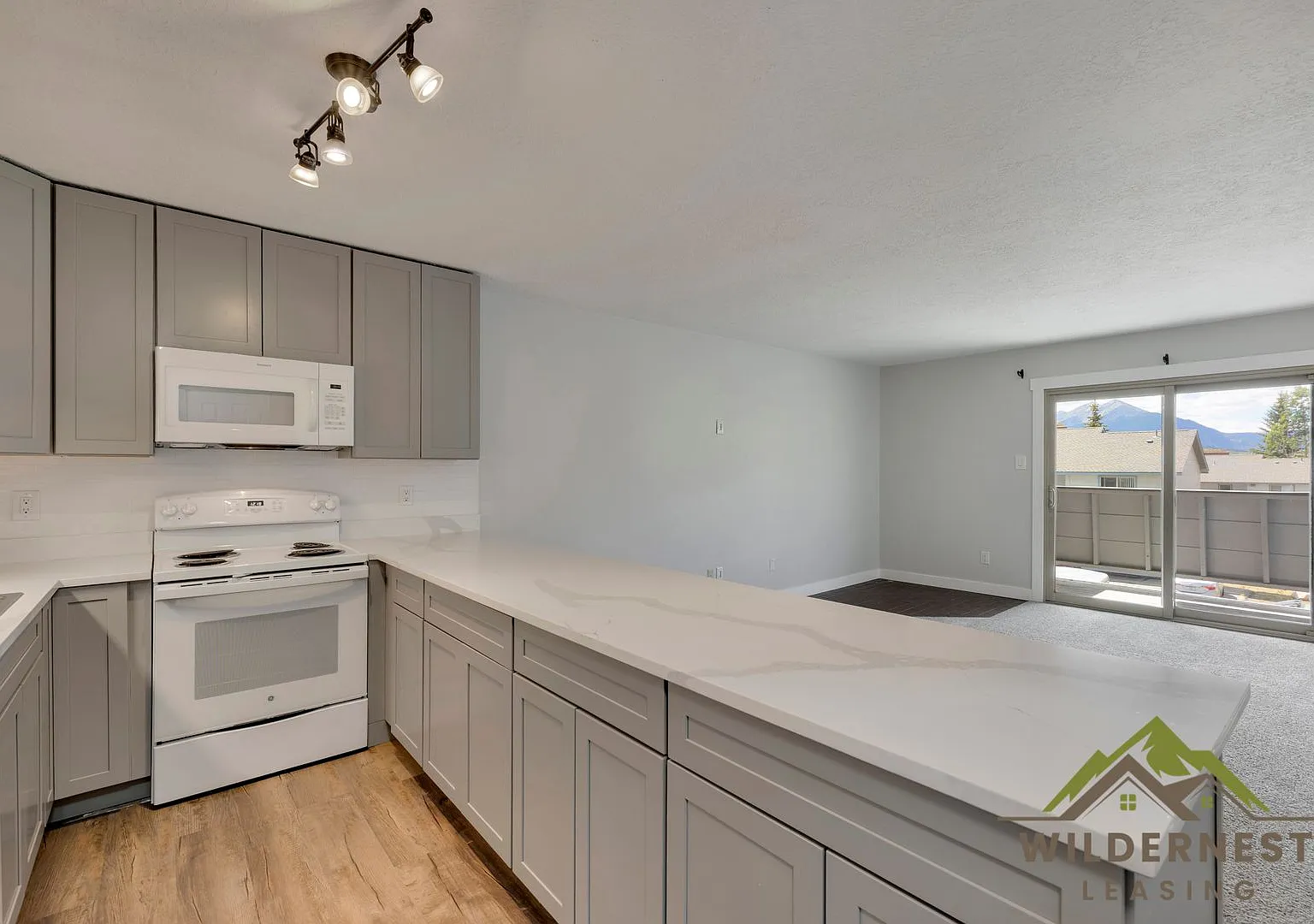 Freshly Remodeled- 2 Bedroom/2 Bath W/Clubhouse — Photo 1