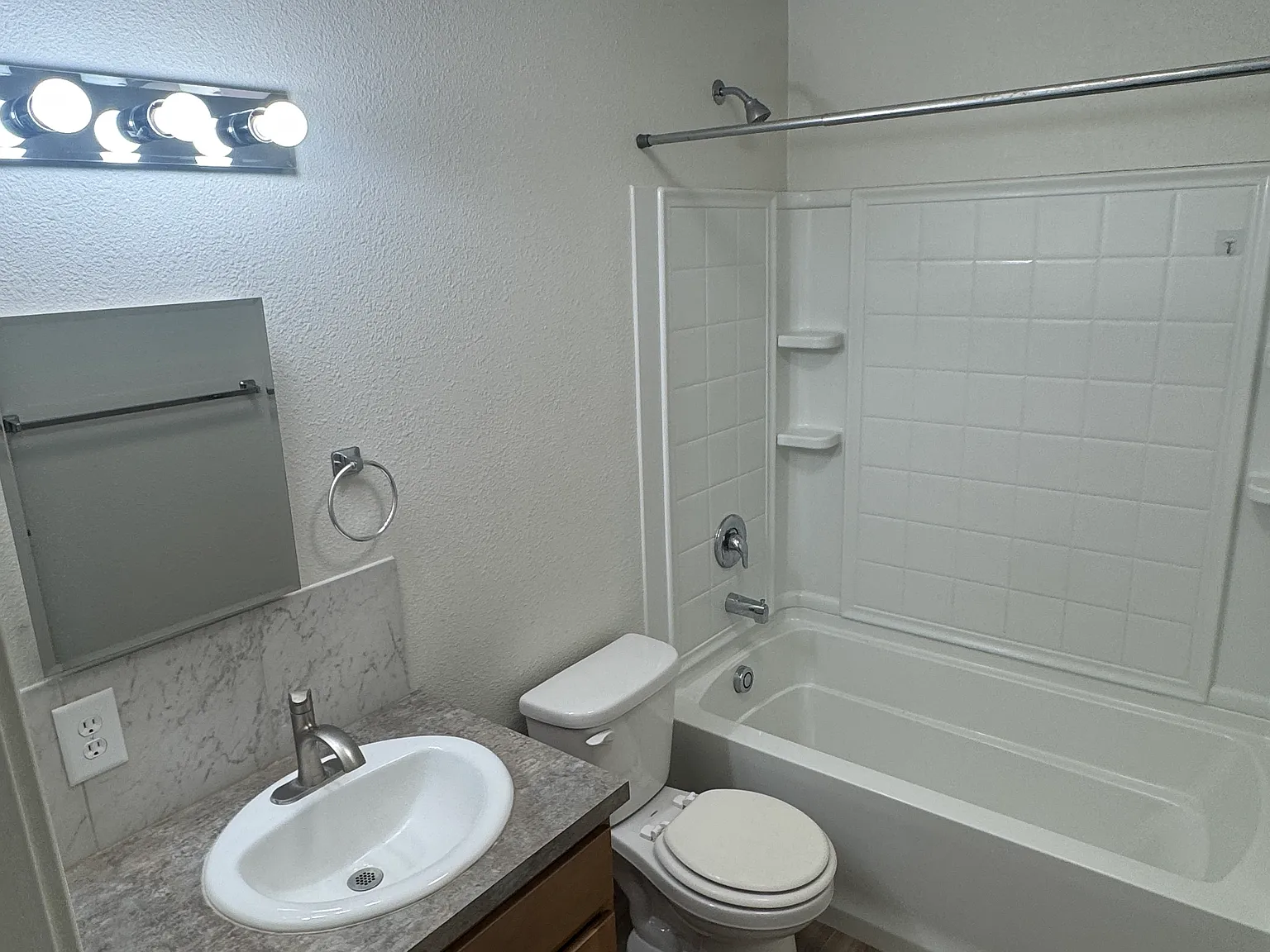 2 bed, 850 sqft, $1,250 — Photo 2
