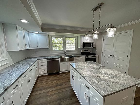 4th image of 1040 Dixon Ave