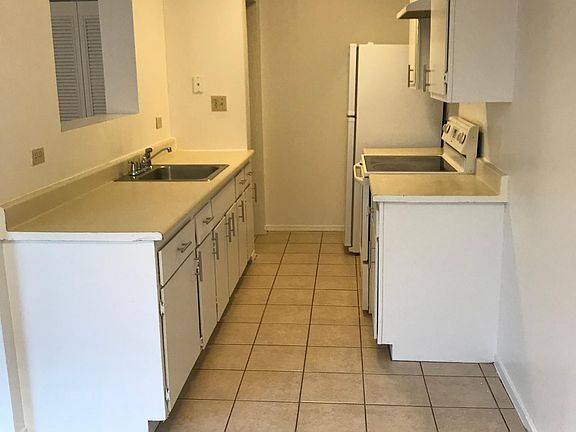 3rd image of 2924 Peachtree Dr #2