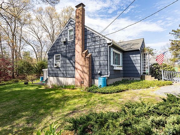 3rd image of 181 Oak St