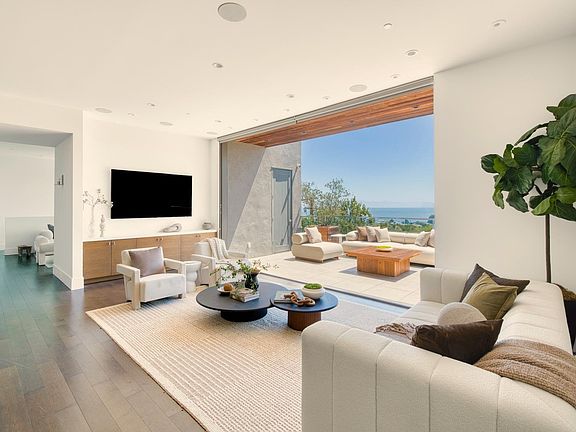 2nd image of 4755 Paradise Drive