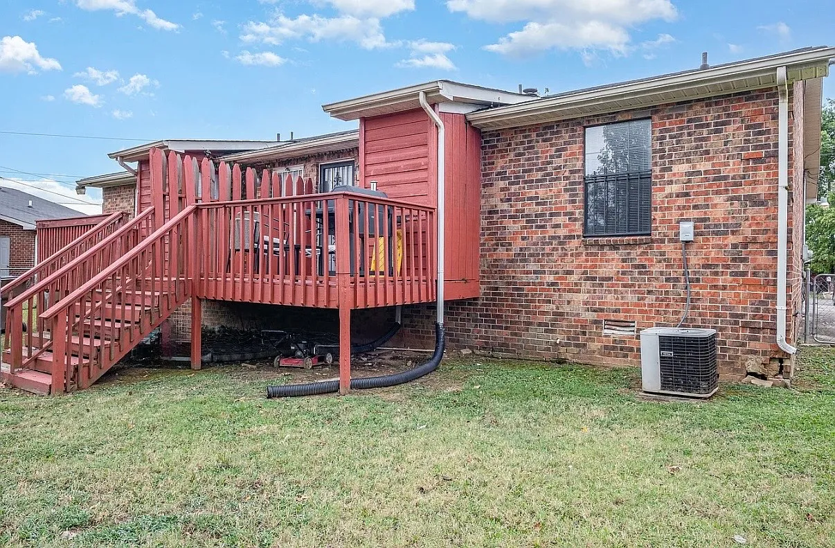 3 bed, 1075 sqft, $2,000 — Photo 2