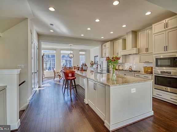 lots of soft close cabinets