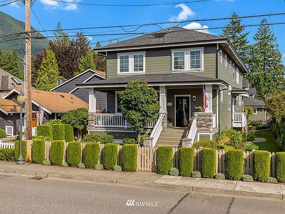 2nd image of 210 Ballarat Ave N