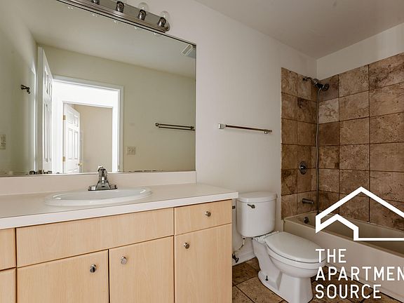5th image of 2831 W Medill Ave #1