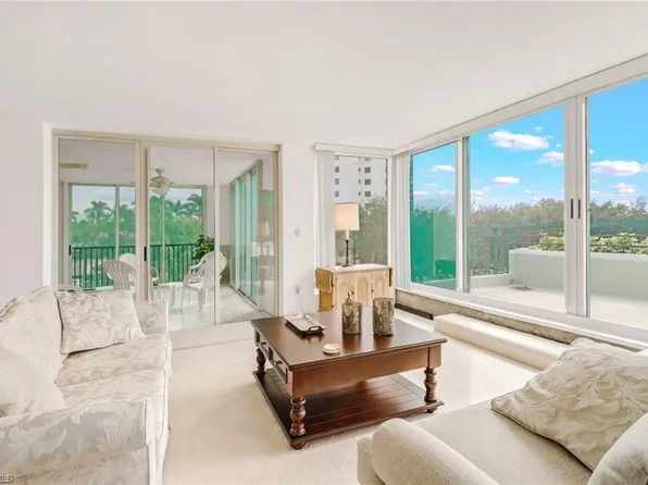 7515 Pelican Bay Blvd, Naples, FL