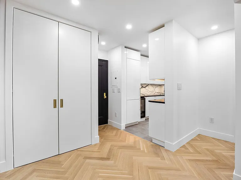 25 Minetta Ln #2F — Photo 10